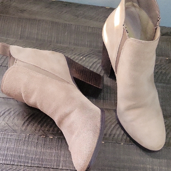Michael Kors Women's Tan Suede Ankle Boots size 8 - Picture 2 of 9